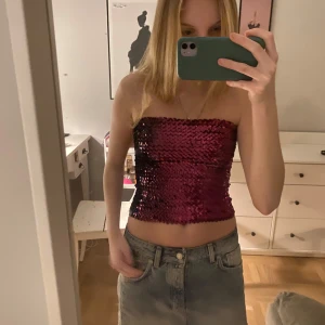 Paljettubtopp💖💖 - Säljer en glittrig vinröd/rosa tubtopp med paljetter kan även vara som en kjol. Perfekt för festliga tillfällen.🥂🥂 sjukt stretchig och passar alla storlekar 