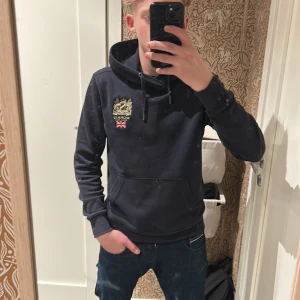 Morris hoodie - Säljer min Morris hoodie som är väldigt snygg den är i väldigt bra skick och den har väl tagits hand om. Inga defekter i väldigt bra skick storlek xs. Är det några frågor så är det bara höra av er.