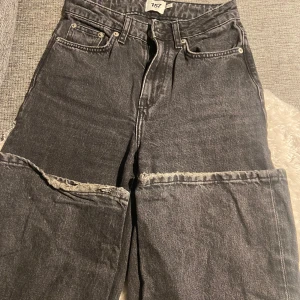 Svarta jeans från lager 157 - Säljer ett par svarta jeans från 157 i storlek XS. De har slitmärken nere, det ”bruna” är säkert smuts som jag såklart tvättar bort innan leverans men de som har fransat upp sig är anledningen till det låga priset. 
