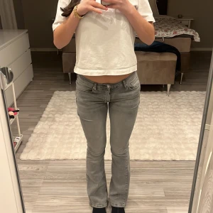 Grå jeans från Gina tricot  - Snygga grå jeans från Gina i storlek 36. De har en tight passform och är perfekta för en stilren look. Klassisk design med fem fickor och knappgylf 💕
