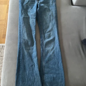 Blå lågmidjade bootcut jeans från Zara - Snygga blå lågmidjade bootcut jeans från Zara i klassisk denim. 