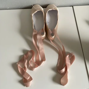 Balettskor - Säljer ett par rosa balettskor pågrund av att jag slutade med balett för ett tag sedan. Skorna har använts en gång.  