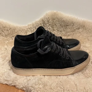 Lanvins  - Tjena! Säljer nu dessa Lanvins i toppskick. Finns inga defekter och skorna är noga omskötta! Innan leverans tvättas och rengörs skorna av mocka borste samt kit. Vid minsta fundering hör gärna av er!!😊