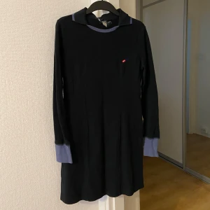 Mörkblå miniklänning från Diesel - Snygg kort klänning från Diesel 💙Vet ej om den är äkta, köpte själv på secondhand 🌱Kort och mjuk med krage! Sååå söt och väldigt 00s. Storlek L och det stämmer ❤️‍🔥Jättefint skick! Sista bilden är jag i den ☺️