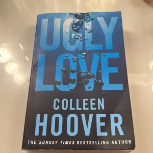 Ugly Love - Boken 'Ugly Love' av Colleen Hoover är en gripande kärlekshistoria som utmanar alla regler. Perfekt för dig som älskar romantik och drama. Boken är utgiven av Simon & Schuster UK.