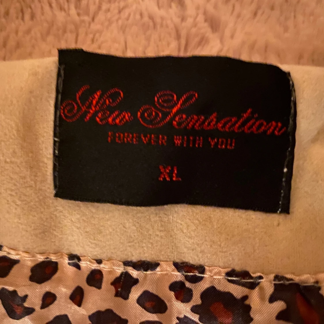 Beige teddyjacka med leopardmönstrat foder - 4