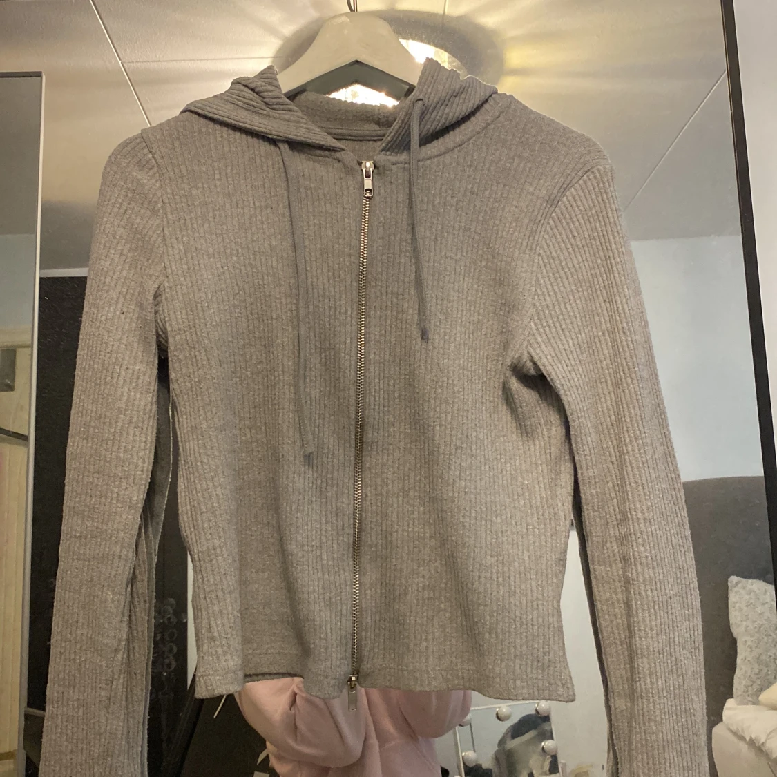 Grå ribbad kofta från gina