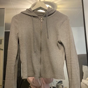 Grå ribbad kofta från gina - Den populära grå ribbade koftan från gina med dragkedja och huva😻😻