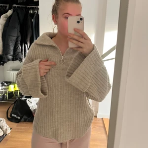Beige stickad tröja från Pieces - Säljer en stilren beige ribbad tröja från Pieces. Tröjan har en dragkedja framtill och en hög krage som ger en mysig känsla. Perfekt för kyligare dagar med sina långa ärmar och mjuka material. Sparsamt använd så är i fint skick! Skicka gärna ett prisförslag om du är intresserad!🤎