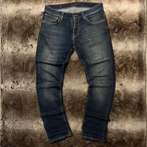 Nudie Jeans grim tim - Säljer dessa snygga nudie jeans i modellen grim Tim och färgen blue indigo. Bästa jeans kvaliten du kan hitta nu för tiden och tillverkade i ett slitstarkt denimtyg. Skriv om ni undrar något!