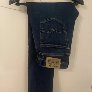 Replay jeans - Riktigt feta Replay ”rocco” jeans i väldigt fint skick. Jeansen sitter som slimfit. Stl w29 L32.     Passar grabbar från 180-187