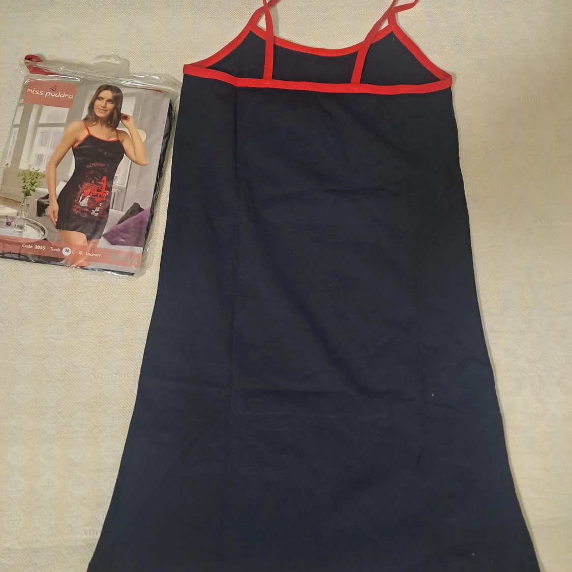 Svart klänning med rött tryck - 2