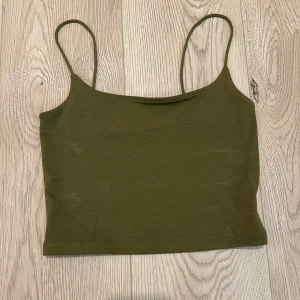 Grönt linne - Grönt kortare linne. Använt 1 gång, säljs då det inte kommer till användning. FLÄCKARNA ÄR BORTA - har tvättat den:)