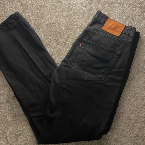 Levi's jeans 501 - Tja säljer ett par riktigt stiliga Levi's jeans 501 färg svart. Skick, Bra. Storlek W33 L34. Hör av er vid minsta lilla fråga eller fundering:)