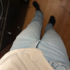 Ljusblå jeans från H&M - Säljer ett par ljusblå jeans från H&M med relaxed fit. Perfekta för en avslappnad stil. De har en klassisk design med dragkedja och knapp framtill.