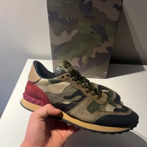 Valentino Rockrunner  - Säljer mina Valentino skor. Väldigt bra skick, används 2-4 gånger. 39 men sitter som 40 Box tillkommer. Hör av er vid frågor tar inga byten 