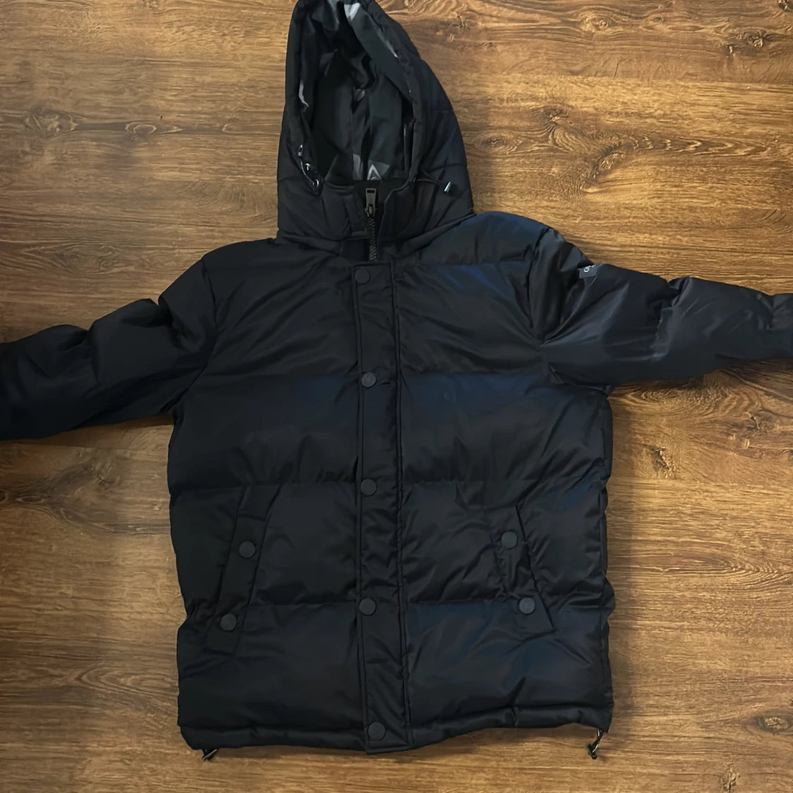 Svart pufferjacka från Guess - 4