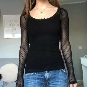 Söt topp - Supersnygg långärmad topp💕Den är genomskinlig men jag har ett svart linne under. Säljer för att jag inte har så mycket användning för den🥰