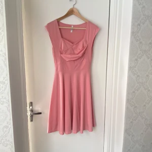 Klänning  - Snygg klänning från chiara forthi i gott skick  Etiketten baktill sitter löst men lagas enkelt med nål och tråd 