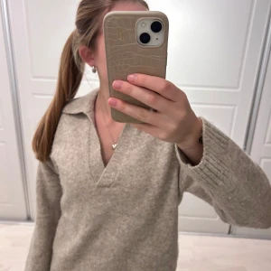 Beige stickad tröja med krage - Säljer en mysig beige stickad tröja med krage. Str xs💕 fint skick