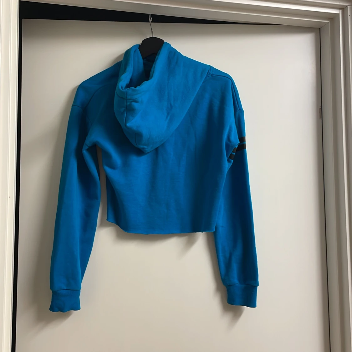 Blå croppad hoodie från OTP - 1