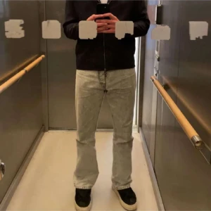 Rush Jeans från Hope - Snygga ljusgrå jeans från Hope med modellen Rush. Dem är använda fåtal gånger och har inga slitningar alls. Storlek 32 