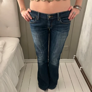 Low waist jeans - Skit snygga jeans, säljer då dom Inte passade mig💕 Bilderna är från den jag köpte av Innerbensläng (80cm) midjemått (38cm)