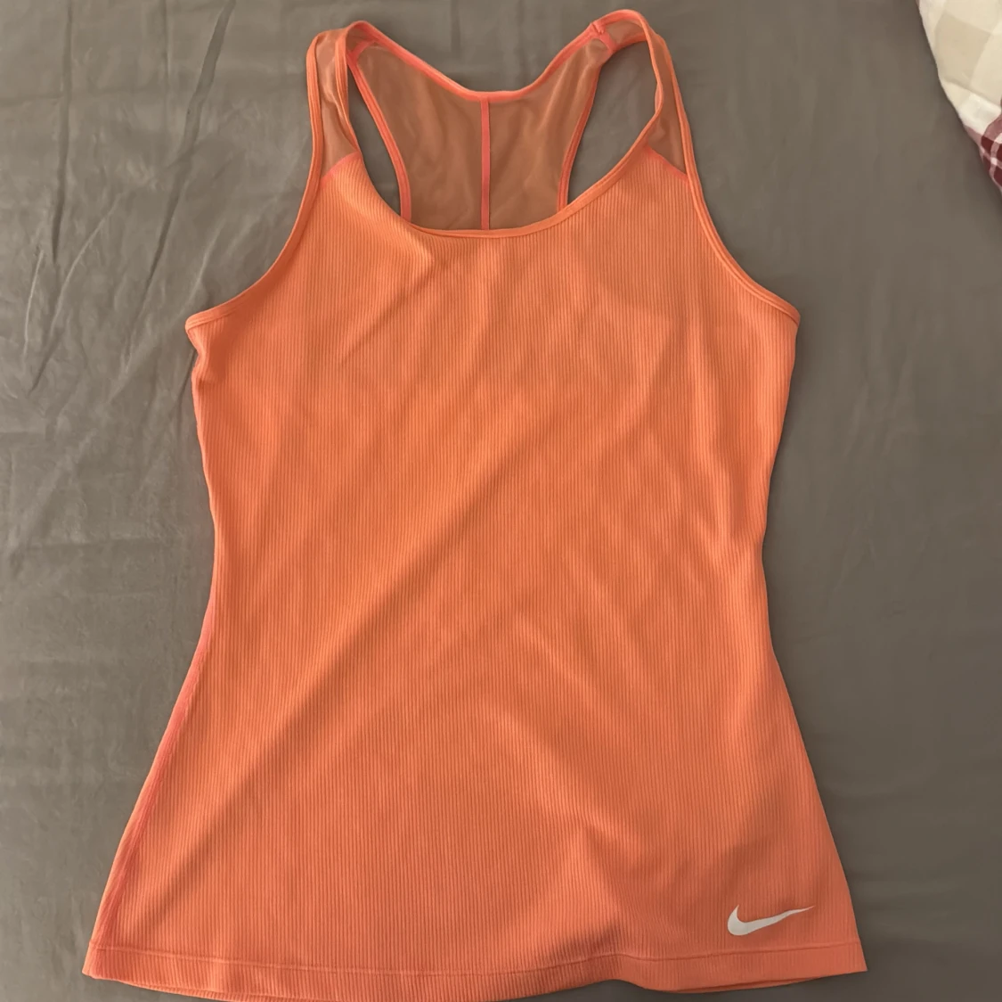 Orange linnetopp från Nike