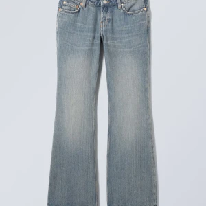 Blå low waist jeans - Low waist ljusblå jeans från weekday, modell: Nova. Inte används mer än 10 gånger och inte tecken på slitage. Säljer eftersom de inte längre är min stil. Storlek: 26/32, men jag skulle säga att längden är närmare 34. Nypris: 590kr, pris kan diskuteras. Skriv privat för fler bilder😚