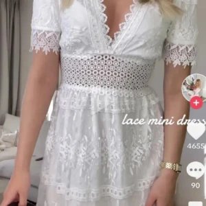 Vit studentklänning med spets - Jätte fin studentklänning i storlek 38, men passar mig som vanligtvis har storlek 36! Kan skicka bilder vid behov och ställ frågor om ni har några🙌