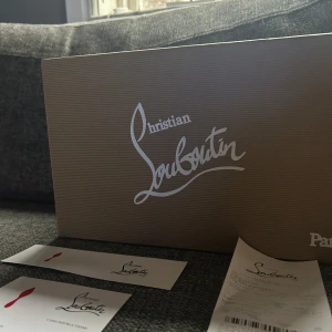 Sko låda från Christian Louboutin - Säljer ett par exklusiv sko låda från Christian Louboutin. Lådan är såklar originalförpackning med tillhörande dokumentation. Perfekta för den som vill ha något extra pynt!