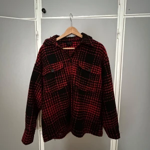 Gina Tricot Kappa - Röd och svart kappa i väldigt bra skick❤️❤️