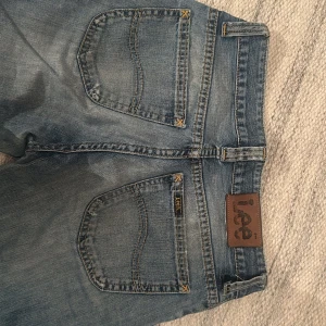 Blå jeans från Lee - Snygga blå jeans från Lee. Väldigt mycket använda och defekter, men går att lösa lätt. Knapp saknas och är sönder vid bältet på ett ställe. Men annars as snygga, lågmidjade. Men säljer då dessa inte passar mig längre.💞💞pris kan diskuteras 