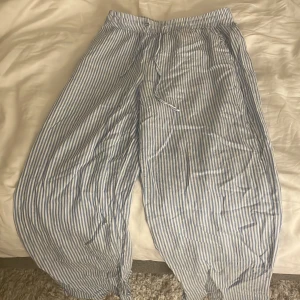 Blårandiga byxor från vero Moda💙 - Säljer mina jättefina randiga byxor från vero Moda då de inte kommer till användning längre💗andväna fåtal gånger! ( de är skrynkliga eftersom de är nytvättade💗Nypris:399