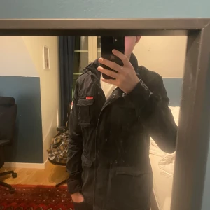 Svart jacka från Superdry - Säljer min superdyjacka då den är för liten.                  . Har bara använt jackan enstaka gång. Skriv om ni har fårgor om jackan🙌🎉