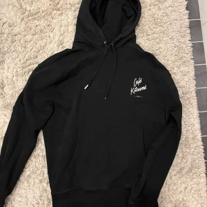 Svart hoodie från Maison Kitsuné - Säljer en snygg hoodie från maison kitsune, storlek M, fint skick men används inte så mycket. Skriv för fler frågor