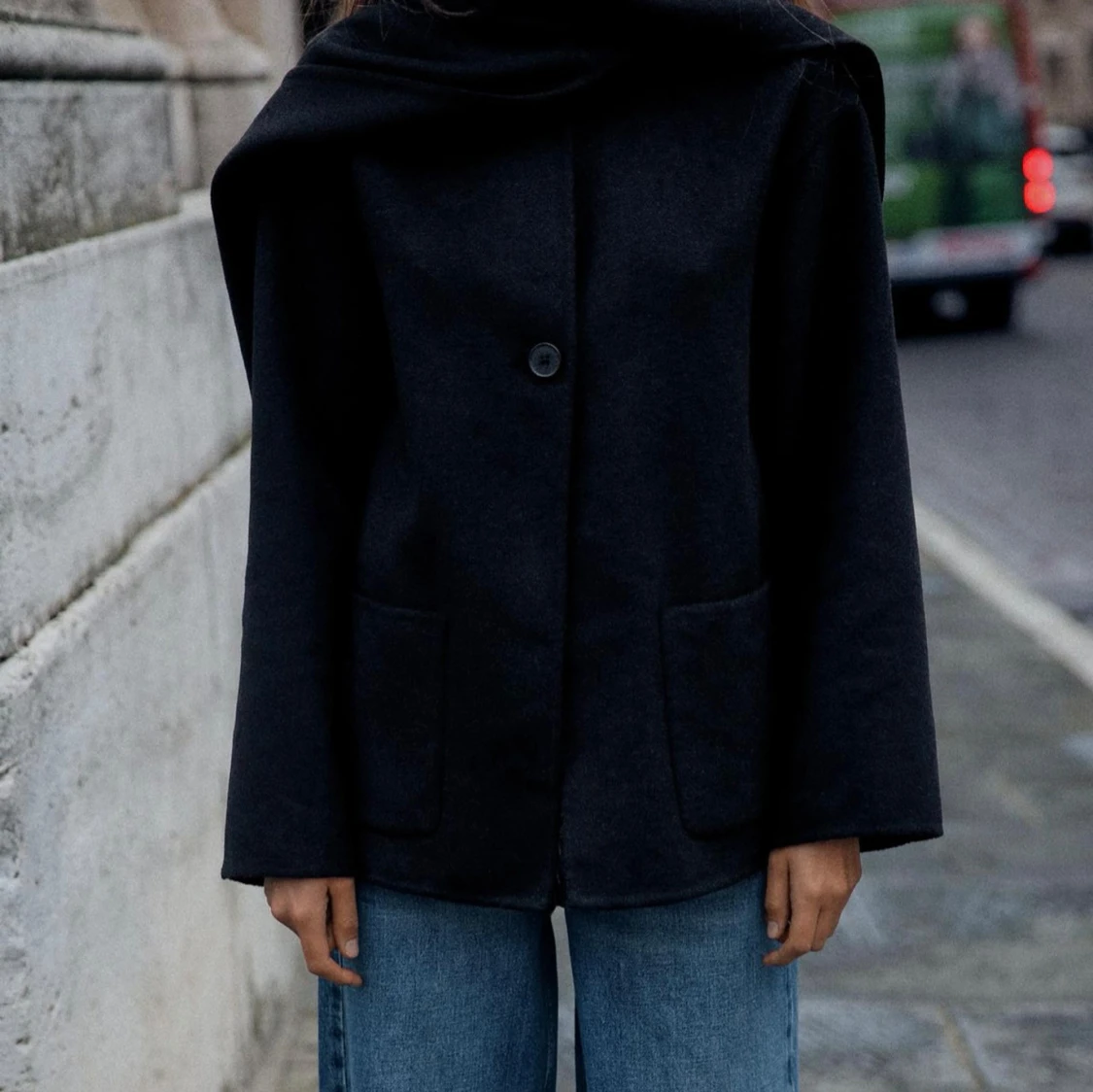 Slutsåld svart kappa med sjal- Zara - 4