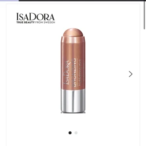 IsaDora Bronzing Highlighting Stick - IsaDora Bronzing Highlighting Stick är en krämig highlighter i stiftform med en bronzig ton. Perfekt för att ge ansiktet en solkysst glöd. Den smidiga stiftformen gör den enkel att applicera och blanda ut för en naturlig finish. Bara testad på handen o inte använd,nypris 129