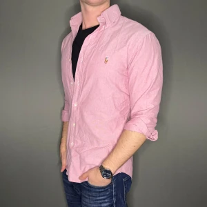 Ralph lauren skjorta - Hej säljer nu min fina Ralph Lauren skjorta i storlek M. Den är i nyskick och kommer vara otroligt snygg i höst/vinter. Nypris cirka 1500kr! Vi kommer att sälja liknande produkter nu närmare vinter så glöm inte följa profilen!🌊🍾