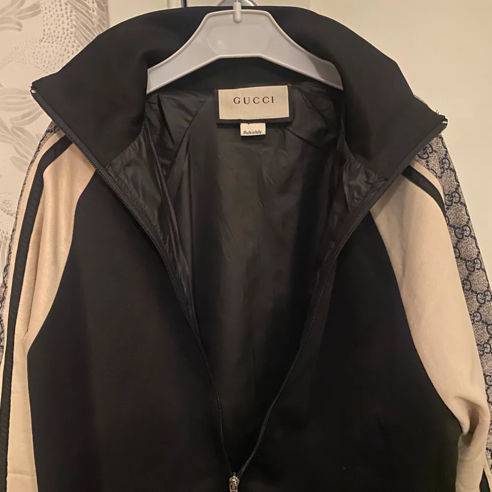 Svart Gucci jacka. Passar mer som M. Om du har några frågor tveka inte att ställa dom.. Takit.