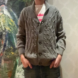 Grå stickad cardigan - Hje. Säljer min gråa stickade cardigan🐑☕️Rikigt schysst och perfekt nu inför våren🍃🌿Hör av er vid minsta frågorna🤝