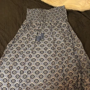 Kjol❤️ - Bli vit kjol den är lång använd typ 4-6 gånger är i jätte bra skick köpte den på rea från Gina ❤️