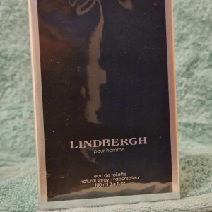 Lindbergh pour homme Eau de Toilette... NY FÖRPACKNING  - Upptäck Lindbergh pour homme, en elegant Eau de Toilette med en volym på 100 ml. Denna doft är tillverkad i Danmark och erbjuder en sofistikerad blandning av aromatiska noter. Perfekt för den stilmedvetne mannen.