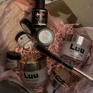 Nagelprodukter från Luu och nagelgiganten  - Ett set med nagelprodukter inklusive Luu primer, några akrylpulver från Luu och två fårn nagelgiganten , samt en pensel. Perfekt för att skapa hållbara och snygga naglar hemma. Innehåller även NG akrylpulver och en pensel för precis applicering. Pensel är från luu med