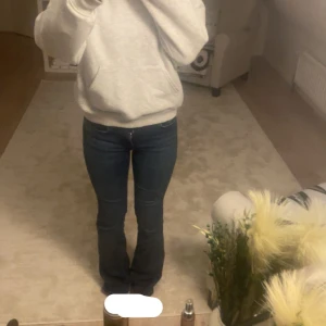 Mörkblå only jeans - Säljer ett par mörkblå jeans med bootcut-stil. midjemått-34,5 cm (byxorna är stretchigt material så passar större) innerbenslängd-76cm💞💞