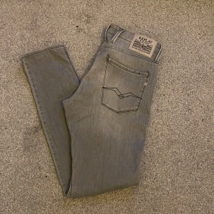Replay jeans - Säljer dessa sjukt feta gråa replay jeans | Användt typ 2 gånger så väldigt bra skick | storlek 32/34 | Hör av er vid eventuella frågor!