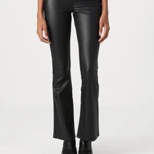 Svarta skinnbyxor - Super fina svarta skinnbyxor bootcut. Säljer då de är för korta för mig. Byxorna är använda endast en gång och är i mycket bra skick!💕