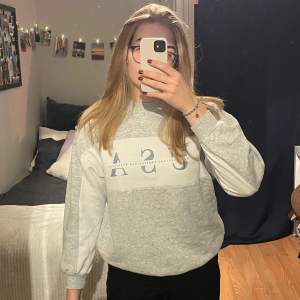 Säljer en grå sweatshirt med stort USA-tryck på bröstet. Den är i bra skick och superbekväm! Säljer denna fina tröja pga för kort för mig i armarna💗