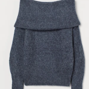  offshoulder stickad tröja - Superfin stickad tröja med offshoulder-design. Nästan aldrig använd, supermysig nu i höst och till vintern. Pris kan diskuteras