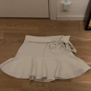 Zara kjol - Vit kjol med knyte ifrån zara. Inbyggda shorts. Ibland problem med att dra dragkedjan upp samt ner (se bild 4/5). Knappt använd.